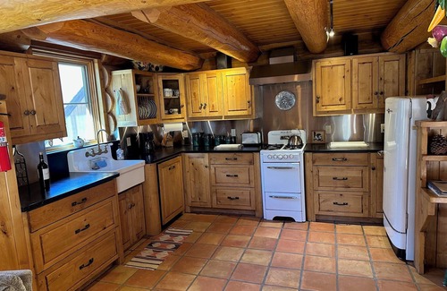 June Lake Cabin | Romantic log cabin getaway with spectacular mountain views.nSTR AP 18-005