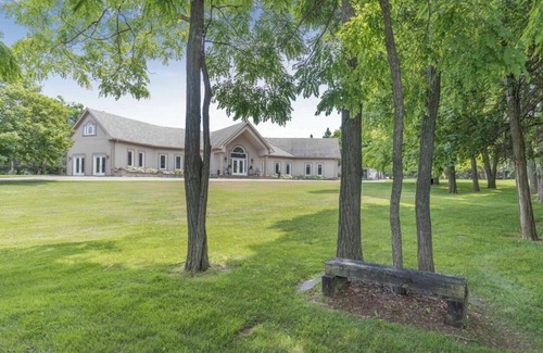 New Tecumseth Apartment | Romantic & Luxurious 2-bedroom Guest House