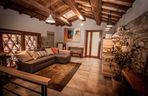 Barga House | Romantic newly renovated barn private pool and a trout river, 5 mins to Barga