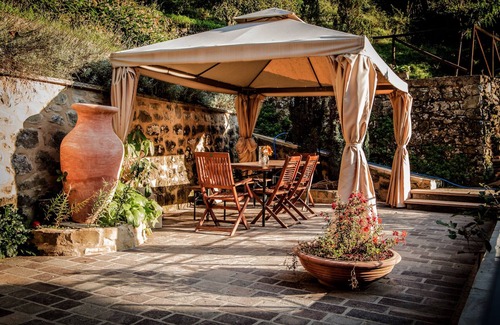 Barga House | Romantic newly renovated barn private pool and a trout river, 5 mins to Barga