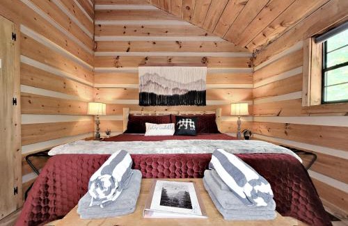 Sevierville House | Romantic, Private Cabin in Smokies Hot Tub Firepit