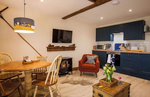 Hythe Cabin | Romantic retreat. Private and peaceful wooded location. nPrivate hot tub.