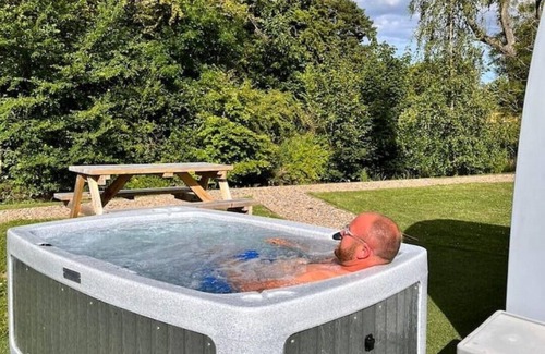 Legbourne Cabin | Romantic Riverside Pod with Private Hot Tub