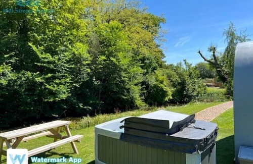 Legbourne Cabin | Romantic Riverside Pod with Private Hot Tub