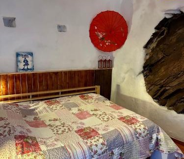 Figueiro dos Vinhos Bed & Breakfast | Romantic room with en suite bathroom for private use
