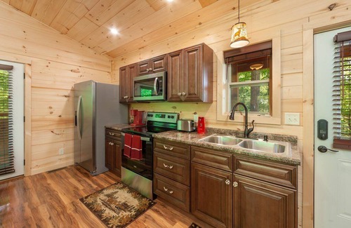 Sevierville Cabin | Romantic Smoky Mountain Cabin, w/King Bed, Hot Tub, Easy Access & Fast Wi-Fi