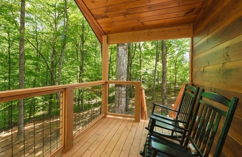 Sevierville Cabin | Romantic Smoky Mountain Cabin, w/King Bed, Hot Tub, Easy Access & Fast Wi-Fi