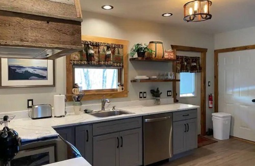 Bolton Landing Apartment | Romantic Spring Getaway-Close to Bolton downtown