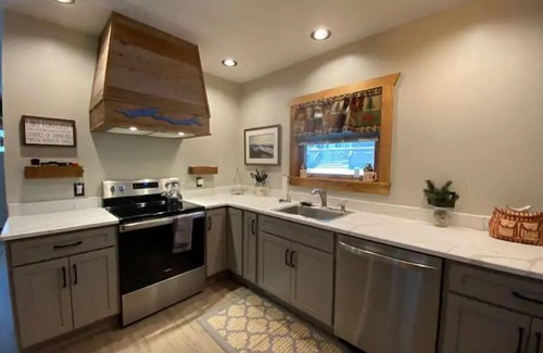 Bolton Landing Apartment | Romantic Spring Getaway-Close to Bolton downtown