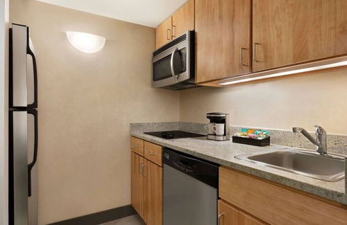 Spruce Hill Hotel | Romantic Suites with Free Breakfast, 3 Miles from Philly Center, Near UPenn!