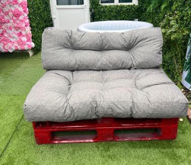 Lens Apartment | Romantic Tiny House Private Jacuzzi Cinema Netflix