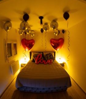 Lens Apartment | Romantic Tiny House Private Jacuzzi Cinema Netflix