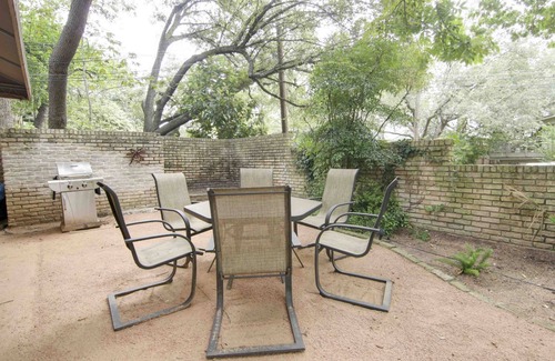 Tarrytown House | Romantic townhouse with private entrance, private patio, WiFi, and full kitchen