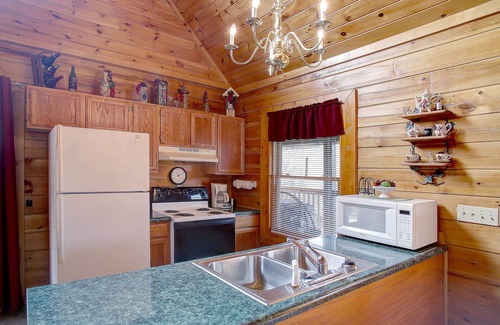 Sevierville Cabin | Romantic Valley Dream Nov 2-4, 22-25 Book Now!