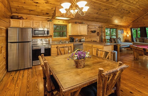 Caton Cabin | Romantic Value Cabin - Pool Table, Hot Tub