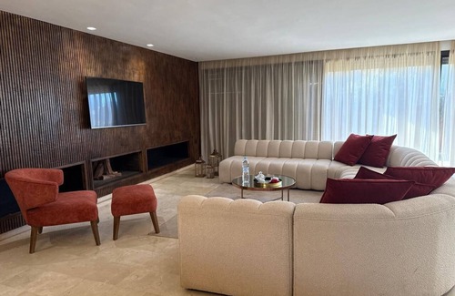 Tamariss Villa | Romantic villa with pool and waterfront.