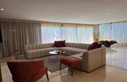 Tamariss Villa | Romantic villa with pool and waterfront.