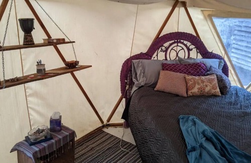 Burnsville House | Romantic Yome Retreat with Greenhouse Shower!