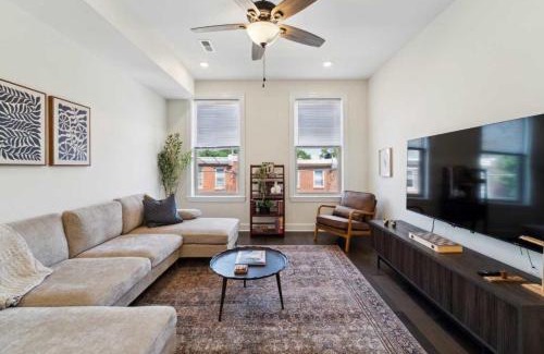 Mantua Apartment | Roof deck w city views - brand new 3bd 3ba