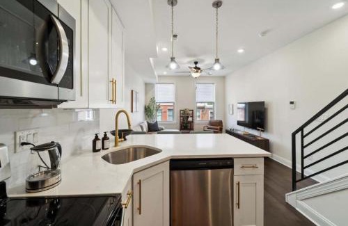 Mantua Apartment | Roof deck w city views - brand new 3bd 3ba