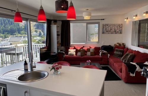 Queenstown City Centre Apartment | Rooftop garden, Lakeview, 5 mins walk to town