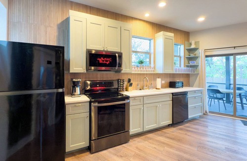 Riverside House | Rooftop Jungle with Skyline Views