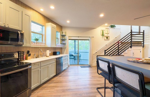 Riverside House | Rooftop Jungle with Skyline Views