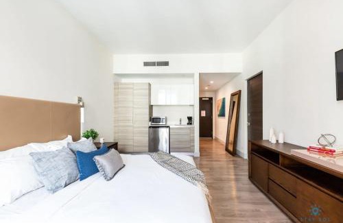 Hollywood House | Rooftop Pool - Hot Tub - Hollywood Beach Broad - walk