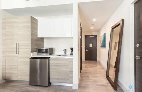 Hollywood House | Rooftop Pool - Hot Tub - Hollywood Beach Broad - walk
