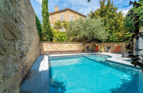 Collias Apartment | Room '12' with shared pool, Wi-Fi and air conditioning