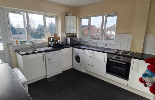 Iver House | Room 3 - Single Bed - Wfi - 2 minute walk to Iver Station