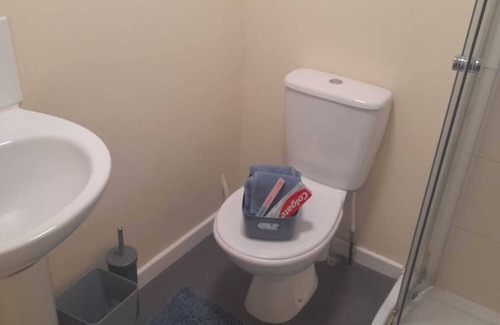 Iver House | Room 3 - Single Bed - Wfi - 2 minute walk to Iver Station
