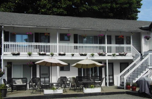 Otter Creek Apartment | Room 6 at the Otter Creek Inn