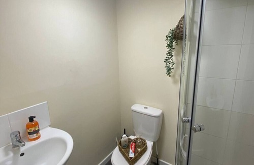 Iver House | Room 6 in Loft - approx 1 min walk from Iver station - Single bed