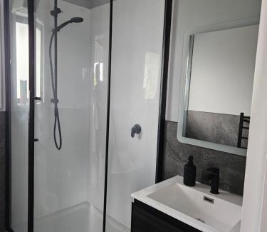 Christchurch House | Room by the golf course with ensuite an Spa