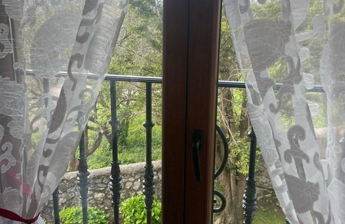 Marina de Cudeyo Apartment | Room 'Camelia' with Mountain View, Shared Terrace and Wi-Fi