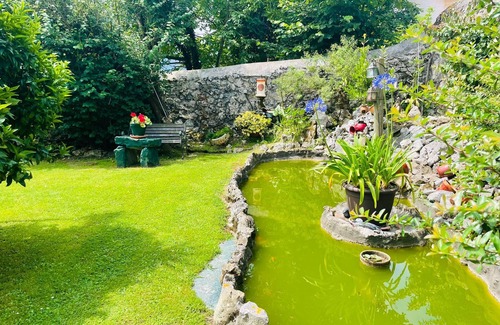 Marina de Cudeyo Apartment | Room 'Camelia' with Mountain View, Shared Terrace and Wi-Fi