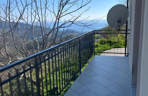 San Mauro Cilento Apartment | Room 'Camera Gialla Vista Mare E Monti' with Sea View, Wi-Fi and Air Conditioning