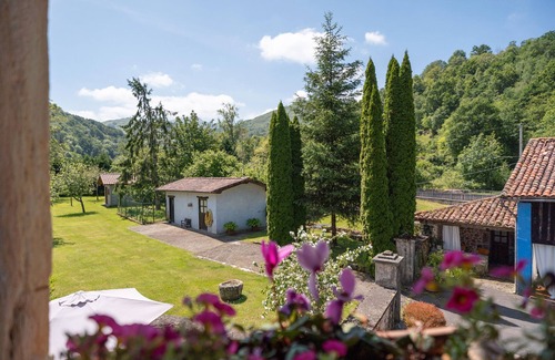 Santianes de Ola Apartment | Room 'Carbayu' with Mountain View, Shared Garden and Wi-Fi