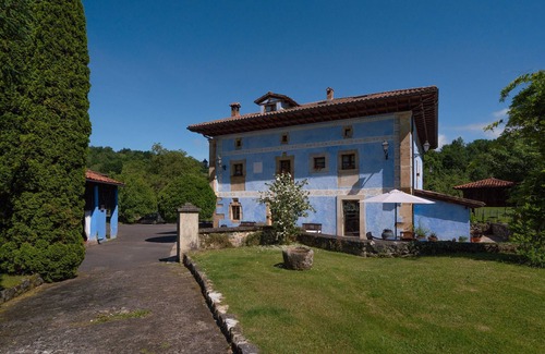 Santianes de Ola Apartment | Room 'Carbayu' with Mountain View, Shared Garden and Wi-Fi