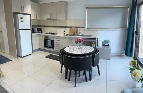 Dallas House | Room Close Melbourne Airport