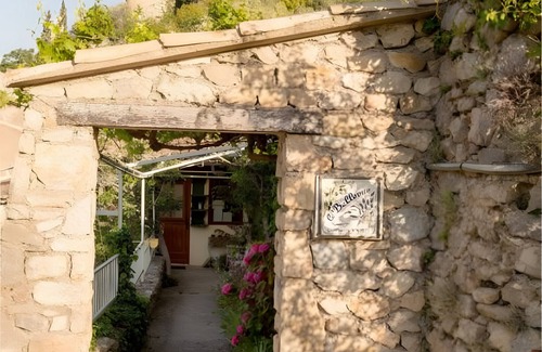 Montbrun-les-Bains Apartment | Room 'Coquelicot' with Mountain View, Shared Terrace and Wi-Fi