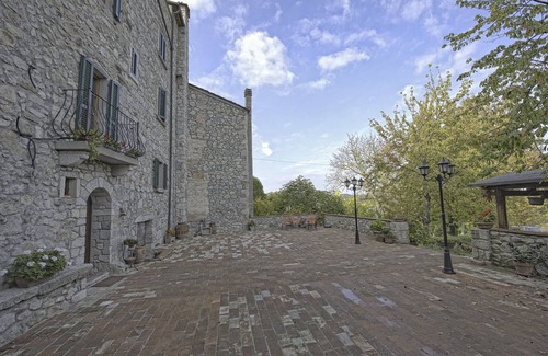 Torniella Apartment | Room 'Del Chiodo - Uva Spina' with Mountain View, Shared Terrace and Wi-Fi