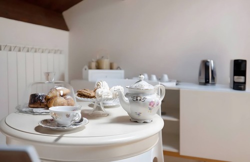 Vicoforte Apartment | Room 'Emanuele Filiberto' with Shared Terrace, Wi-Fi and Air Conditioning