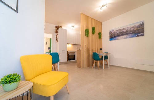 Conversano Apartment | Room 'Estro' with Shared Terrace, Wi-Fi and Air Conditioning