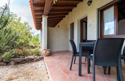 Orosei Apartment | Room 'Fuile E Mare' with Sea View, Wi-Fi and Air Conditioning