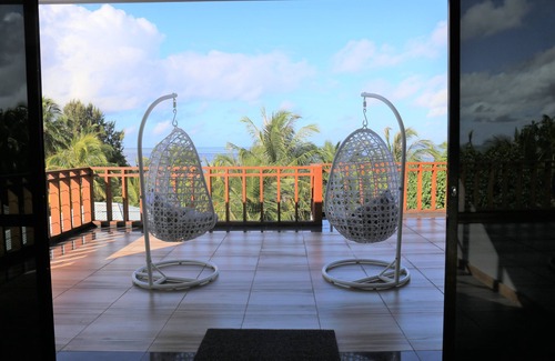 Thulusdhoo Island House | Room in B&B - Master Suite Family Room With Views of the Ocean