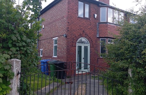 Wythenshawe House | Room in Gatley Near Manchester Airport