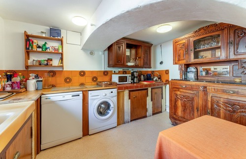 Collias Apartment | Room La Fayette with shared swimming pool, Wi-Fi and air conditioning