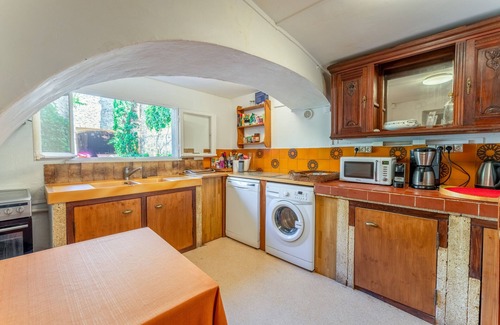 Collias Apartment | Room La Fayette with shared swimming pool, Wi-Fi and air conditioning